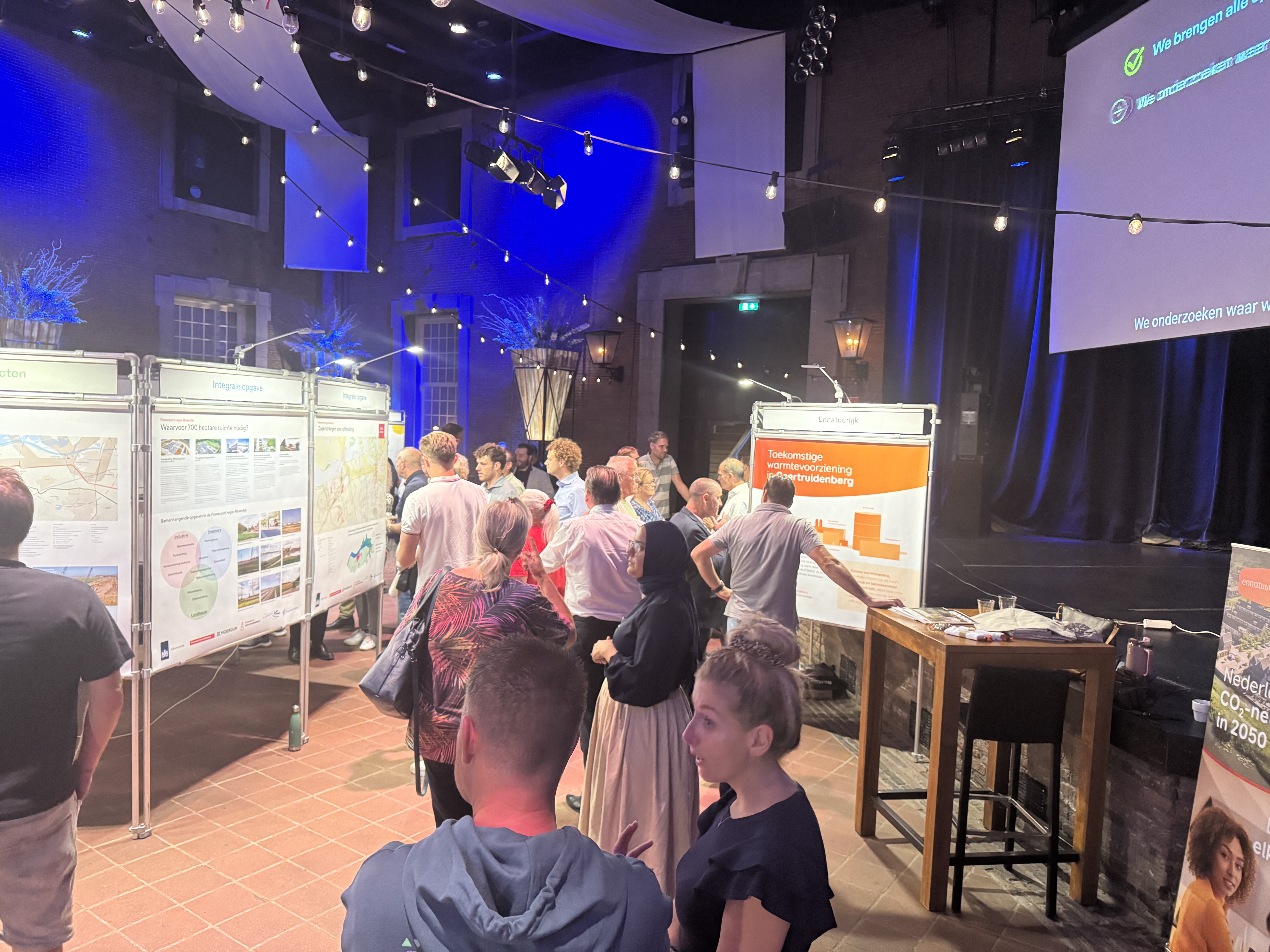 Impressie informatiemarkt met bezoekers