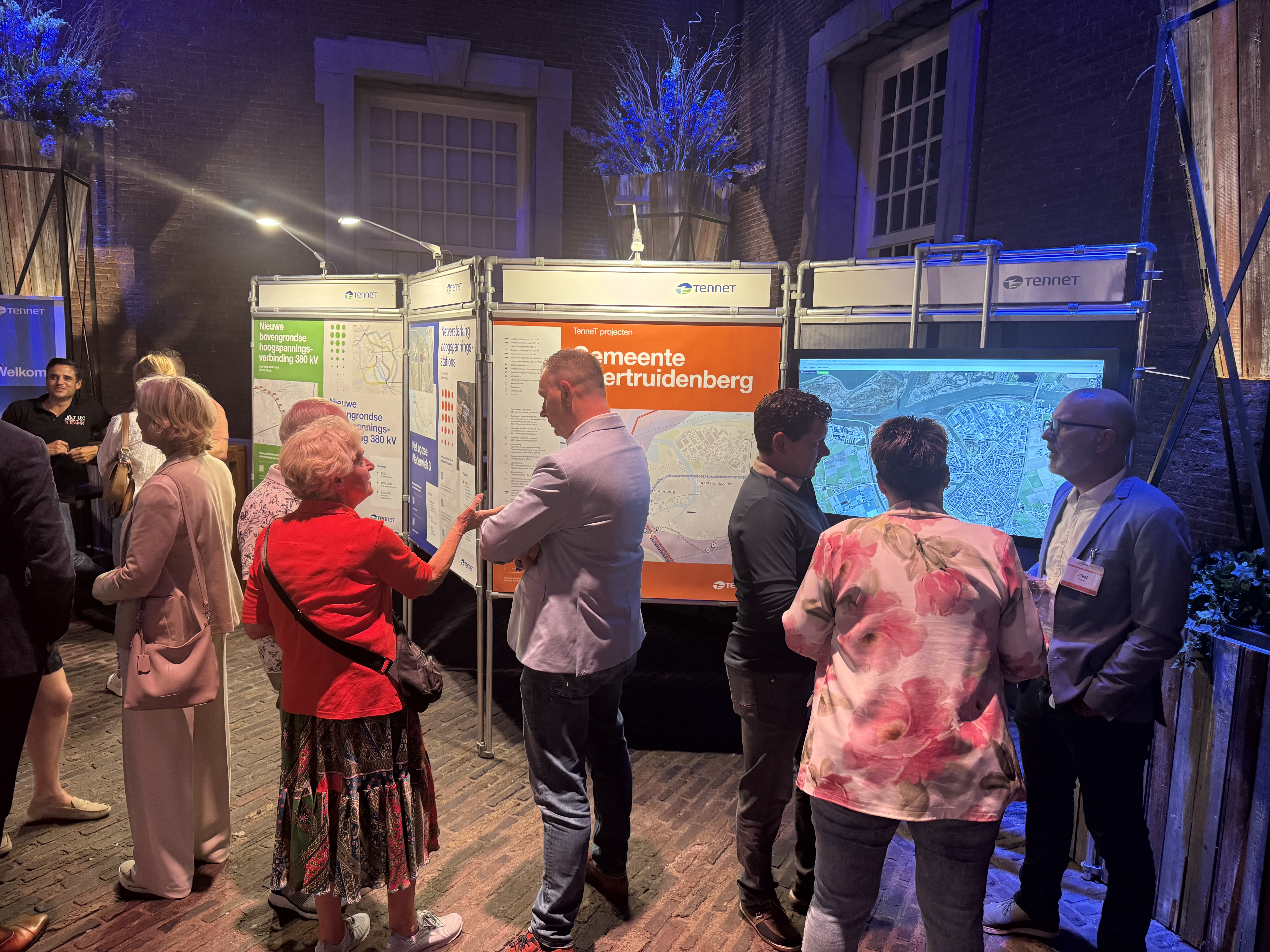 Impressie informatiemarkt met bezoekers