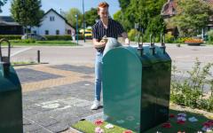 Man brengt afval naar ondergrondse container