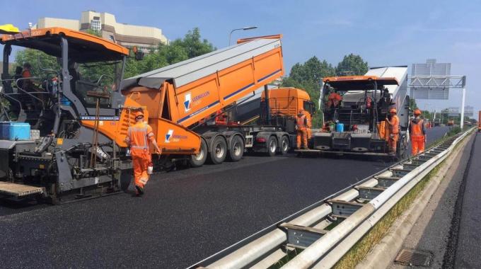 Machines leggen nieuw asfalt op de weg